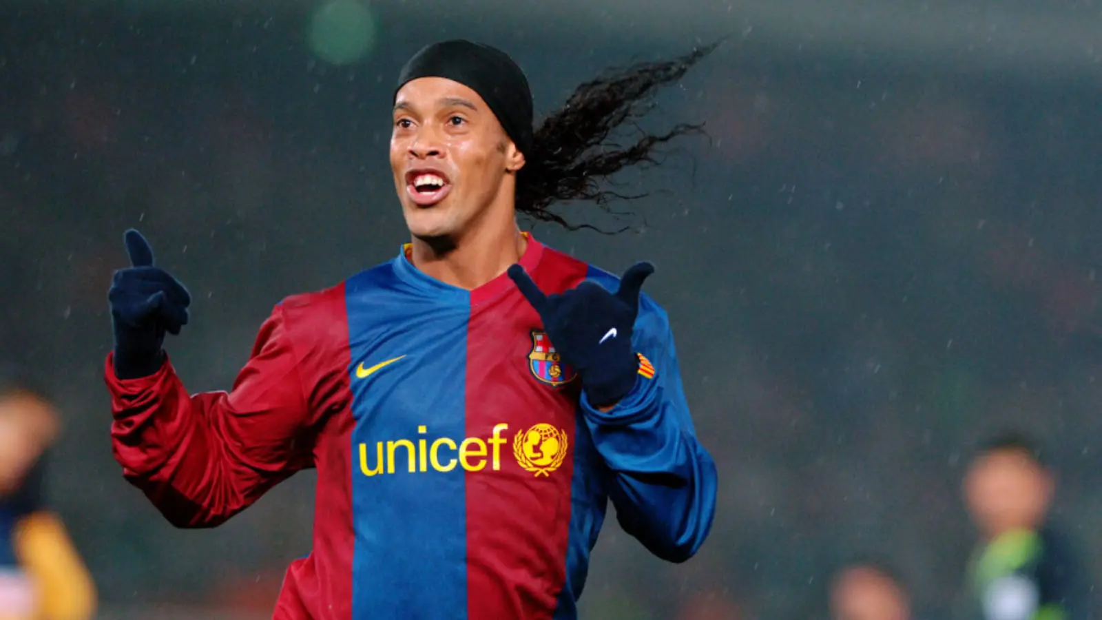 Ronaldinho từng thi đấu cho Fc Barcelona lừng danh